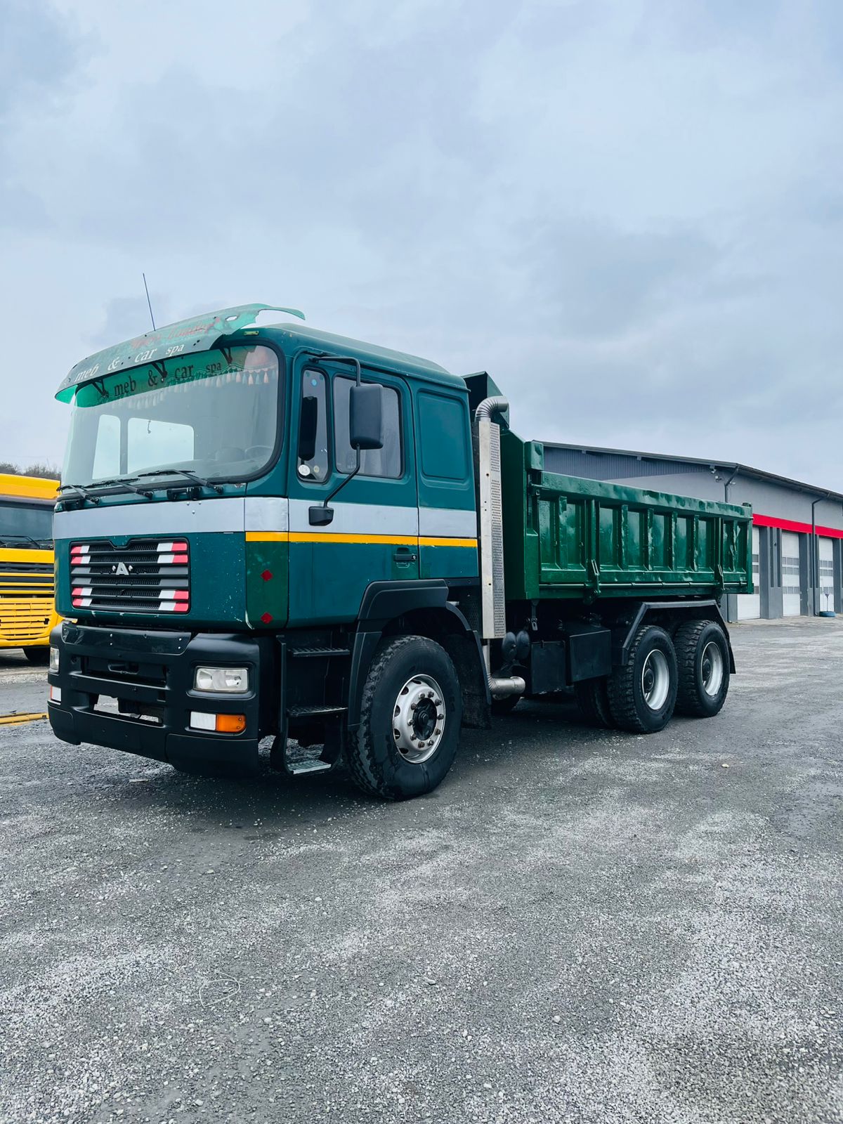 Camion benne 6x4 — Basculant chantier