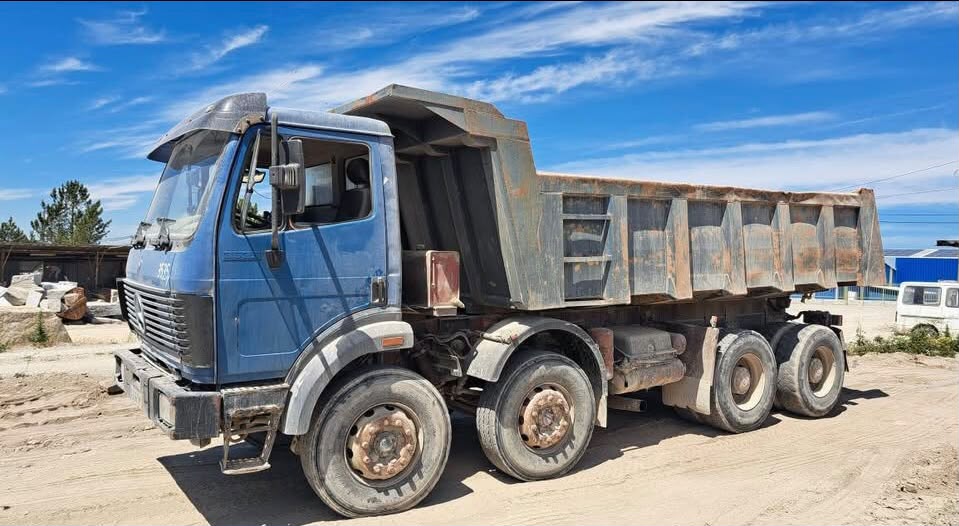 Mercedes-Benz SK — Benne 8x4 carrière
